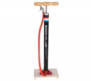 FIETSPOMP OP PLANK BENSON